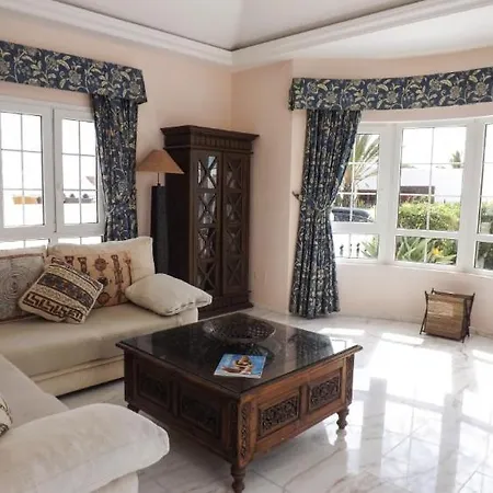 In Puerto Del Carmen Sleeps 6 Includes Swimming Pool Air Con And Wifi 2 Villa *